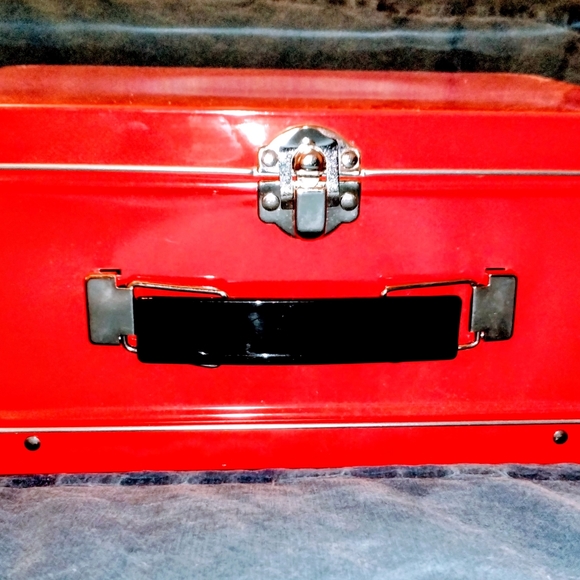 Cute Red Metal Lunchbox - Picture 7 of 7